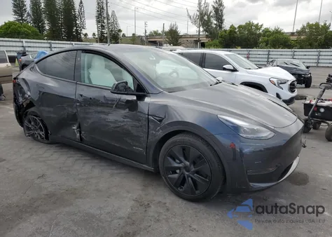 2025 Tesla Model Y z USA, uszkodzony, nr VIN 7SAYGDED2SF233791